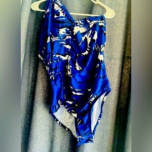 NWOT Side shoulder Magic Suit Swimsuit.